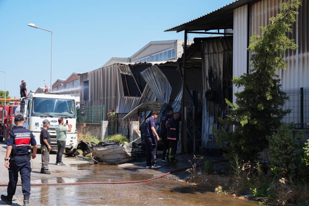 Manisa’da plastik fabrikasında yangın! Gökyüzünü kara dumanlar kapladı 18